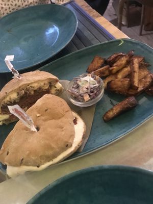 Beyond meat burger con formaggio veg spalmabile  at Munz Munz in Monopoli