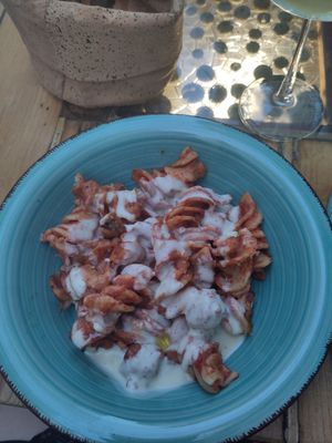 Nudeln mit Tomatensoße und Béchamelsauce und Würstchen at Munz Munz in Monopoli