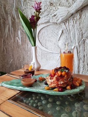 Breakfast Munz munz Biostrot.
Pancakes with fresh fruit, strawberry syrup, caramel and cherry jellies; carrot, orange, lemon and ginger extract; special coffee. at Munz Munz in Monopoli