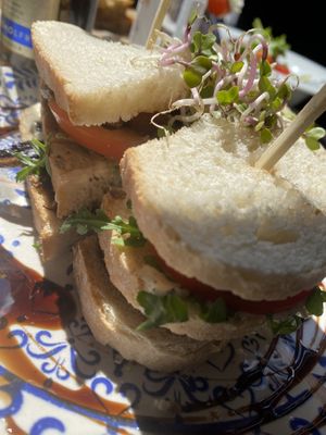 Sandwich met tomaat,sla, gebakken champignons en truffel mayonaise.   at Van Doorn en Doorn in Enschede