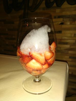 Toetje van aardbeien en laurierschuim  at Apricot in Assen