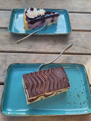 Heidelbeer-Quark oben (vegan), Donauwelle unten (vegetarisch) at Salü in Jena