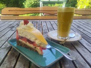 Torte mit goldener Milch at Salü in Jena