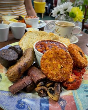 Hank’s Full English vegan breakfast: bacon, black pudding, baked beans, sausage, hashbrown, fried mushrooms, grilled tomato, and sourdough toast at Hank's Deli & Shop in Ipswich