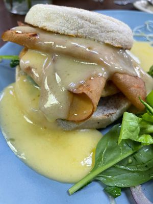 Breakfast muffin of vegan “Eggs Benedict” (egg & ham) with vegan Hollandaise sauce at Hank's Deli & Shop in Ipswich
