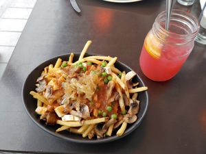 Poutine végane avec limonade maison à la framboise. at Bohème in Tadoussac