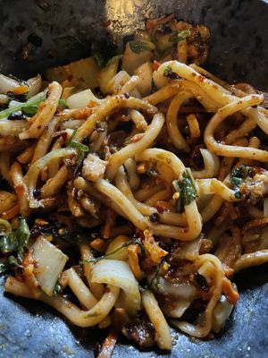 Udon con „pollo“ crujiente (aunque no tenía nada de crispi pollo, sino setas fritas). El plato era picante aunque en la carta no lo indicaba y bastante aceitoso, pero estaba b at De Herberg in Middelburg