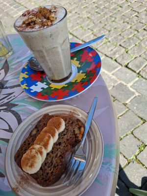 Vegan porridge and banana bread at Bagels & Beans in Bergen Op Zoom