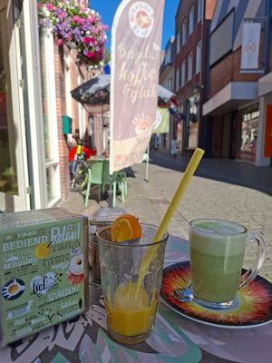 Jus and matcha latte with oat milk at Bagels & Beans in Bergen Op Zoom