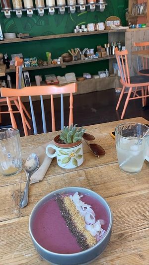 Smoothie bowl at PEACH in Newport