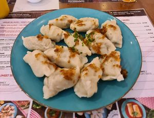 Pierogi mot Sauerkraut-Zwiebel-Pilz-Füllung at Pierogarnia Krakowiacy in Krakow