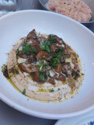 Hummus setas at Kukla in Valencia
