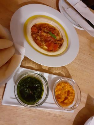 Hummus melanzana at Kukla in Valencia