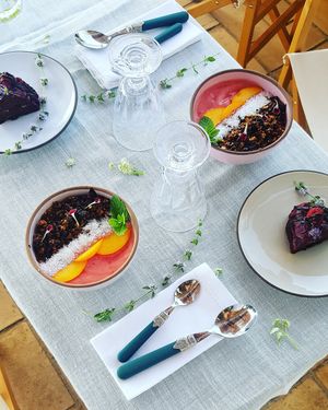 Desayuno saludable, repleto de nutrientes ; frutas frescas, semillas, frutos secos... vegano y sin gluten
Servido en la terraza del Hotel  at Arkhe Hotel in Pals