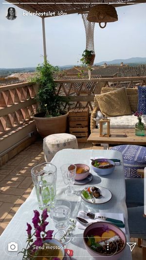 Desayunos en la terraza del hotel boutique saludable en Pals  at Arkhe Hotel in Pals
