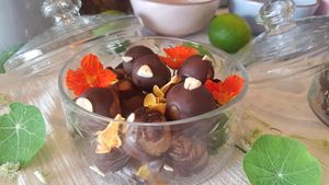 Bolas mágicas de dátiles, vainilla i macadamia  at Arkhe Hotel in Pals