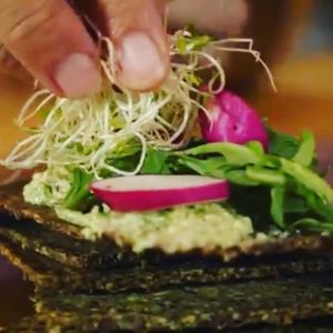 Crakers de semillas con pate vegetal con hojas verdes y germinados at Arkhe Hotel in Pals