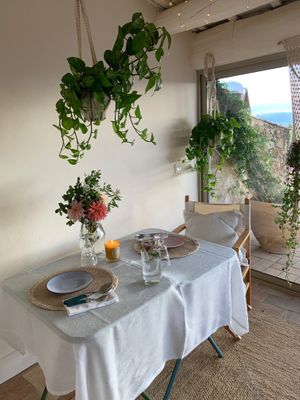 Nos encanta poner la mesa bien puesta; manteleria blanca vajilla de ceràmica hecha a Mano , Belas y Flores frescas at Arkhe Hotel in Pals