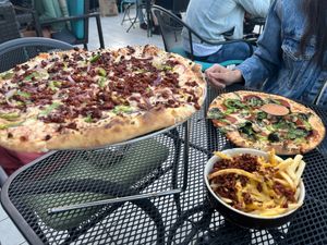 Pizza squisita 14", Pizza infinita 10" y papas fritas con queso y chorizo at Ixteriolo's in Monterrey