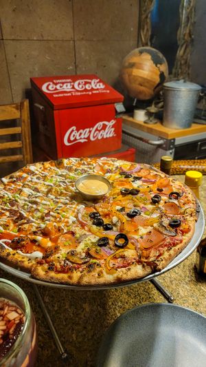 Pizza mitad y mitad. Deliciosa. at Ixteriolo's in Monterrey