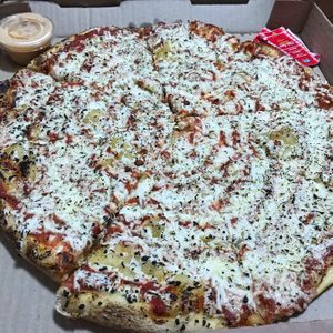 Espiral Pizza 🍕 Cheese and 🍅 it is a classic! so delish! at Ixteriolo's in Monterrey