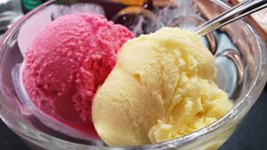 Strawberry and cream ice cream (R$12). Slightly gummy texture. Slightly icy. Not good. at Modesta Vegana Mercado in Porto Alegre