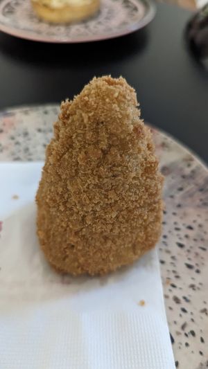 coxinha de frango vegetal com cream cheese de tofu at Modesta Vegana Mercado in Porto Alegre