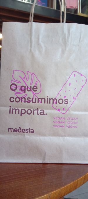 Simpática sacolinha de papel at Modesta Vegana Mercado in Porto Alegre
