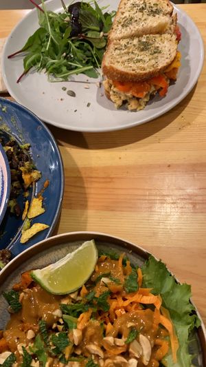 bom serviço, comida boa mas nao muito boa, preço bom at Kind Kitchen in Porto