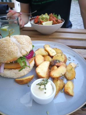 Beyond burger & Mexican Bowl at Kind Kitchen in Porto