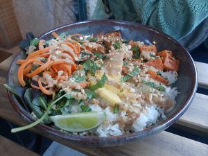 Thai bowl at Kind Kitchen in Porto