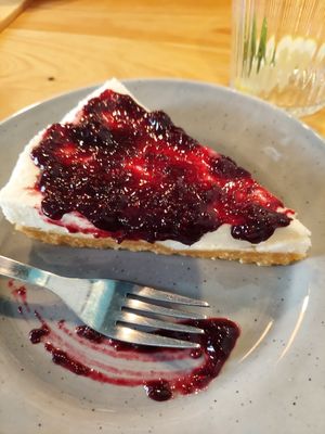 Berry cheesecake at Kind Kitchen in Porto