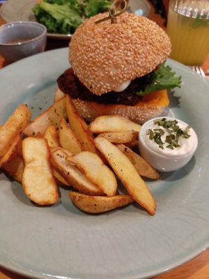 Hamburguesa de Seitan at Kind Kitchen in Porto