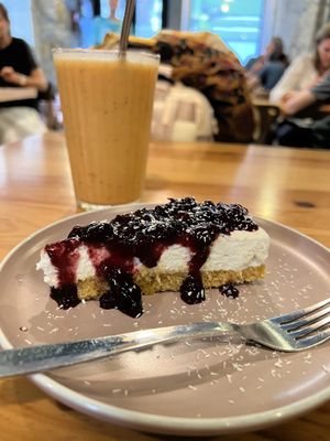 Cheesecake de frutos vermelhos e tropical smoothie at Kind Kitchen in Porto