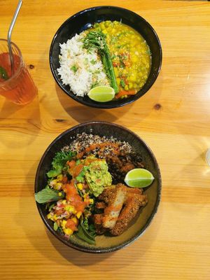 Mexican Bowl 🇲🇽 & Yellow Curry 🇹🇭 at Kind Kitchen in Porto