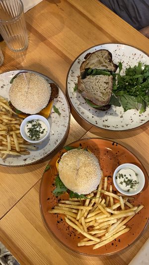 Burger und Toastie   at Kind Kitchen in Porto