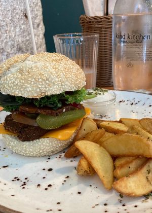 Hambúrguer Crispy Seitan & Bacon at Kind Kitchen in Porto