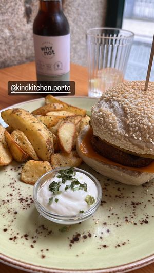 Hambúrguer crispy seitan e bacon 🥓 🍔   at Kind Kitchen in Porto