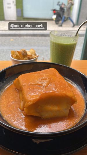 Francesinha de tofu fumado com chouriço de soja, cogumelos e tomate 🍅🍄   at Kind Kitchen in Porto