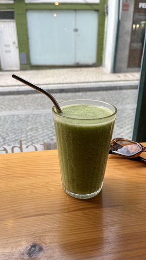 Sumo verde de espinafres, manga, banana e ananás 🍍🥭🍌🍃   at Kind Kitchen in Porto