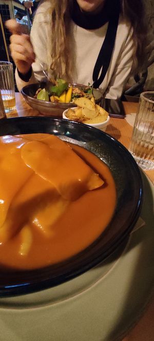 Francesinha vegana y pone bowl increíblew. Sabores inigualables. El trato es estupendo. El local encantador y con mucha personalidad. Calidad de los productos muy buena. Lo recome at Kind Kitchen in Porto