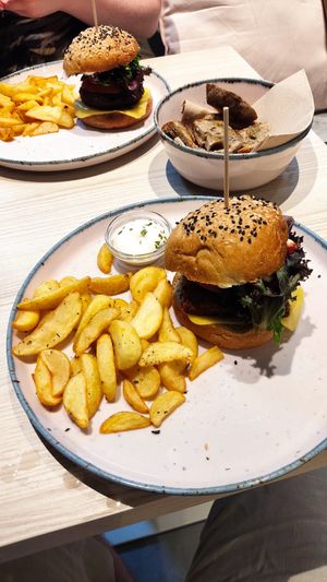 Seiten burger at Kind Kitchen in Porto