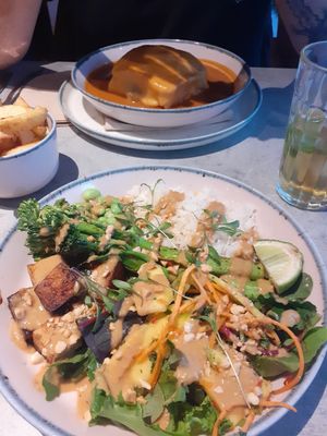 Thai bowl and francesinha at Kind Kitchen in Porto