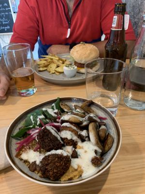 Burguer and Buddha bowl   at Kind Kitchen in Porto