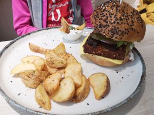 Seiten and facon burger at Kind Kitchen in Porto