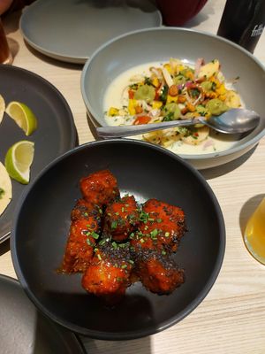 Nuggets y ceviche al fondo at Kind Kitchen in Porto