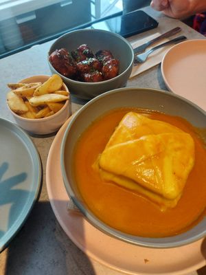 Fransesinha y nuggets de fondo at Kind Kitchen in Porto