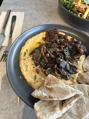 Hummus com cogumelos   at Kind Kitchen in Porto