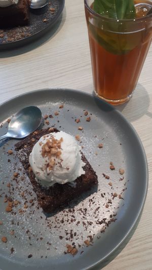 Brownie with peanut butter and vanilla ice cream 🌟 at Kind Kitchen in Porto