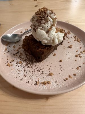 Brownie com gelado  at Kind Kitchen in Porto